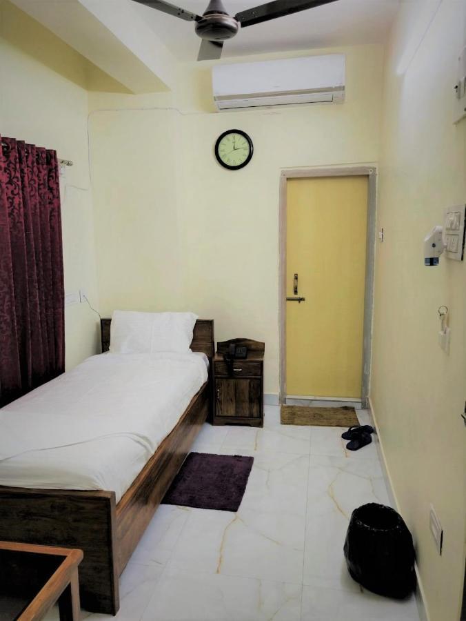 Rishika Guest House And Banquet Calcutta Buitenkant foto